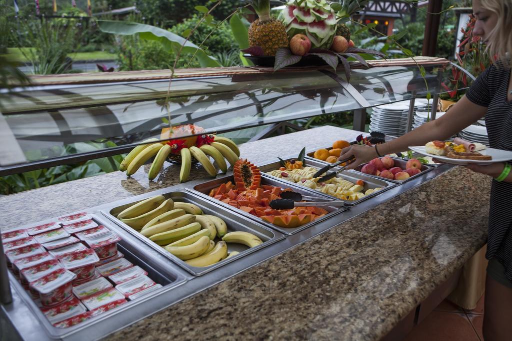 Hotel Arenal Springs Resort & Spa La Fortuna Zewnętrze zdjęcie A fruit salad bar